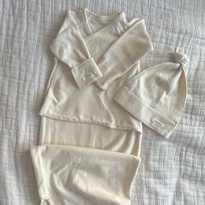 PEEKABOO NEWBORN BABY KNOT GOWN & HAT SET
